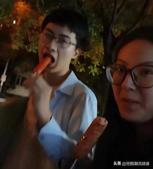 看清华博士庞众望怎么谈恋爱，电动车后座的爱情，踏实又温暖