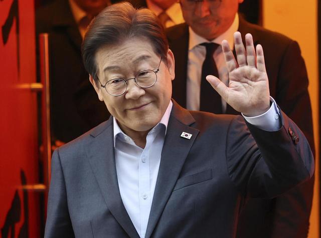 李在明拒绝出席中国阅兵，王毅挂断电话，送了韩国一句话