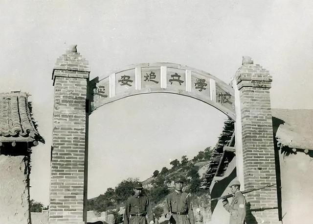 他是黄埔四期第一名，建国后婉拒上将军衔，毛主席：他不亚于我