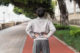 《腰背疼痛总不好？这味常用药加大剂量，效果惊人！》图片