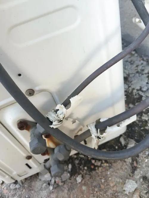 河北有个男的在给父母房间装空调的时候突然发现外机铜管居然没包