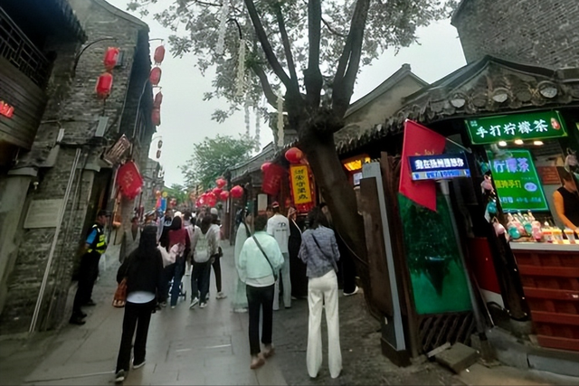 淀粉肠、汉服店、网红路牌，古镇三件套背后，藏着有钱但不多的痛