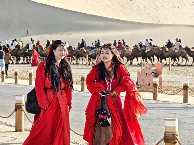 双节同庆，欢乐满溢！鸣沙山月牙泉再现文旅热潮