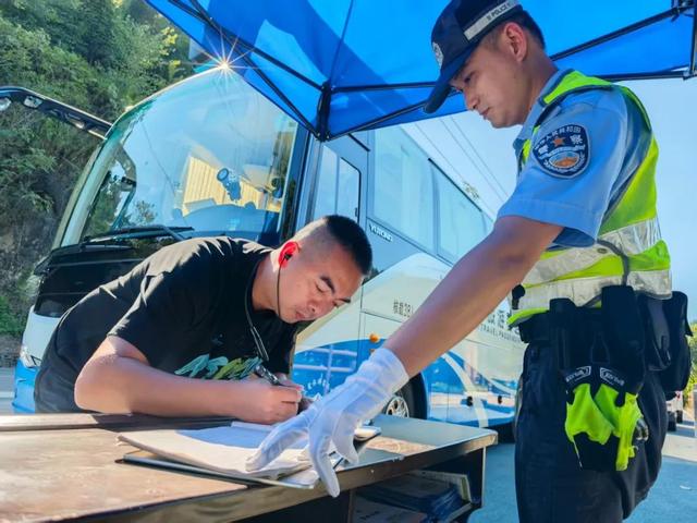 湖北公安｜【阳光下的守护】恩施公安：持续打造“旅游警务”品牌 全方位守护 让游客放心来舒心游