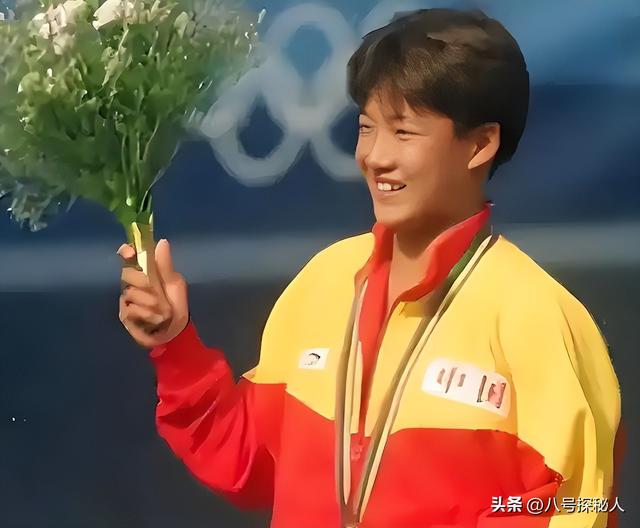 儿子才满20，丈夫便已是七旬老人，嫁给富翁的伏明霞现在后悔不？