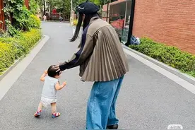 蝴蝶姐姐简恺乐晒儿子1岁生日照，曾因怀孕与上海医生老公复合。图片