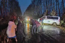 面包车雪天操作不当滑入排水沟，警民携手成功救援图片
