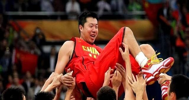 毁了王治郅，逼姚明退役，他凭一己之力让中国篮球倒退了二十年！