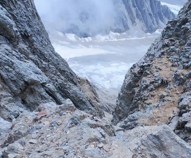 终于弄明白，骨折女驴友为什么同意6万块下山，差一点就见太奶了