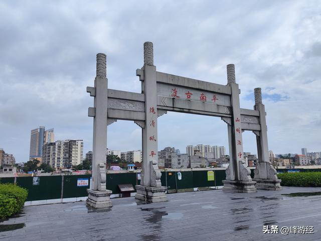 用玻璃护住的钦州宋代城墙，正修建运河的平南古渡，冯子材出生地