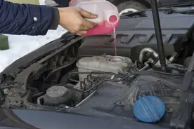 防冻液多久换一次？10年维修师傅告诉你真相，小心发动机提前报废图片