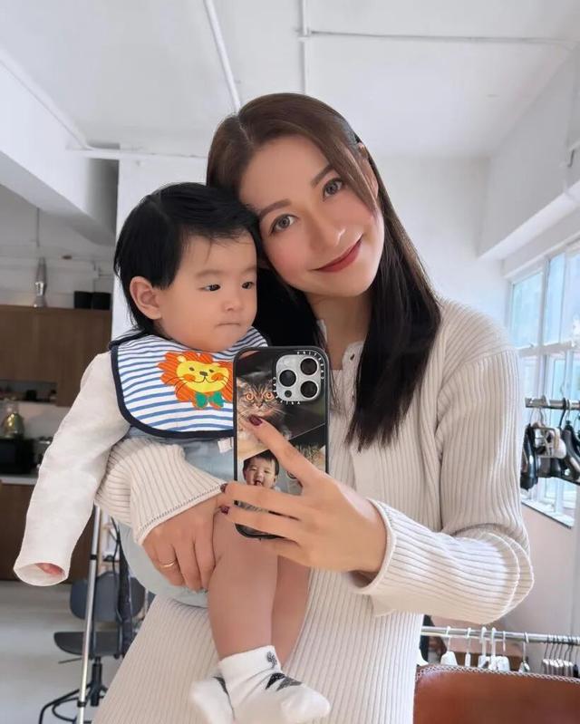 惨！香港女歌手终捱过7年官司低谷，曾被公司要求拔全牙再出道
