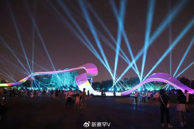首场音乐光影水舞秀开场 游客在流光溢彩中感受赛罕热情