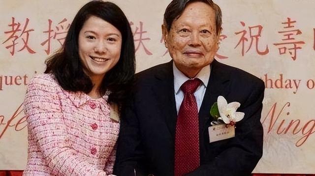 2021年，99岁杨振宁与72岁岳母罕见出镜，北京家中留影，翁帆胖了