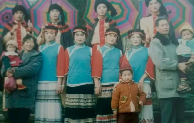 阅兵女机长身份曝光，私生活被揭露，付出牺牲，丈夫身份引关注。