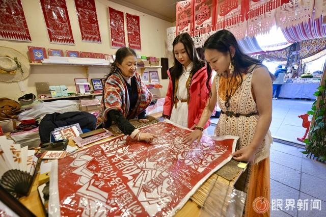 大巴扎盛装迎庆典，多彩画卷展新颜