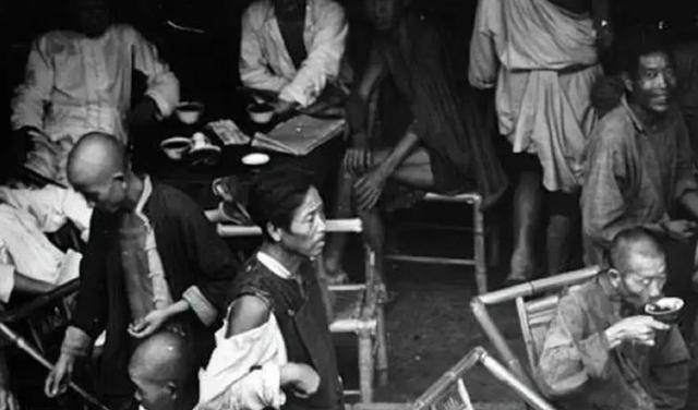 1946年，地下党开会时突然听到小贩大喊卖糖，会议负责人：快撤退