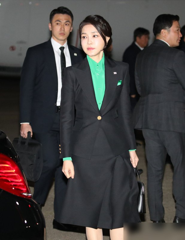 韩第一夫人在日本美够后回家了！2天换6套造型像时装秀，嫩得过分