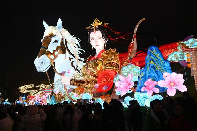 四川自贡：国际恐龙灯会璀璨亮灯