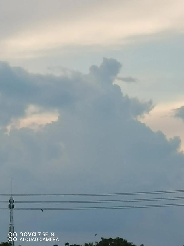 雨过天晴的傍晚看天空云朵