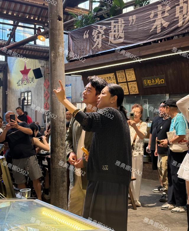 倪萍怎么变成这样了？她脸很僵嘴唇很厚鼻孔变大， 一脸横肉不面善