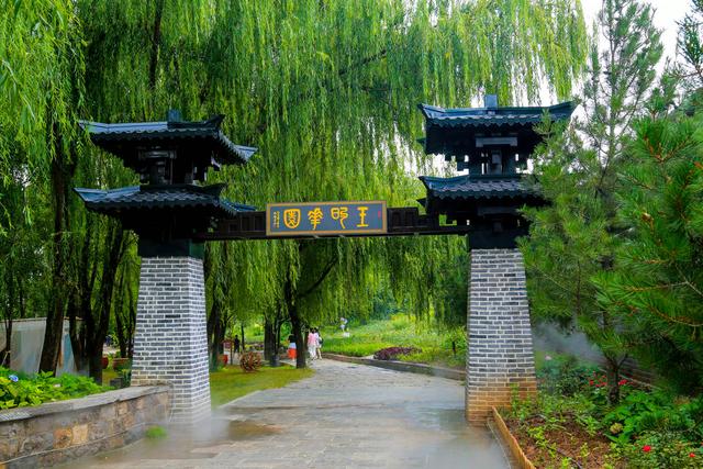 天上王城：是修建在山顶的城，更是漂浮在云端的国