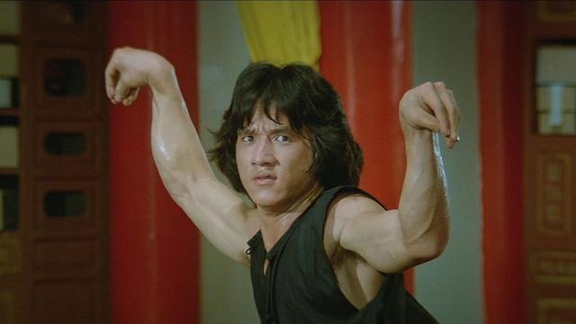 林凤娇也没想到，成龙竟在梁小龙去世后	，因一特殊举动扭转了口碑