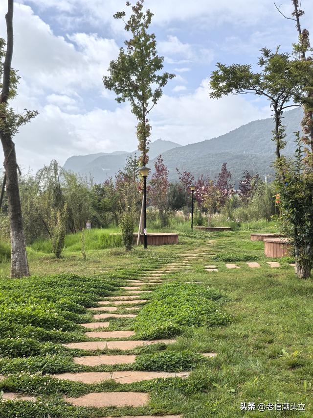 冬天的早上 晒着太阳从大观楼徒步到西山茶马花街 是什么样的感受？