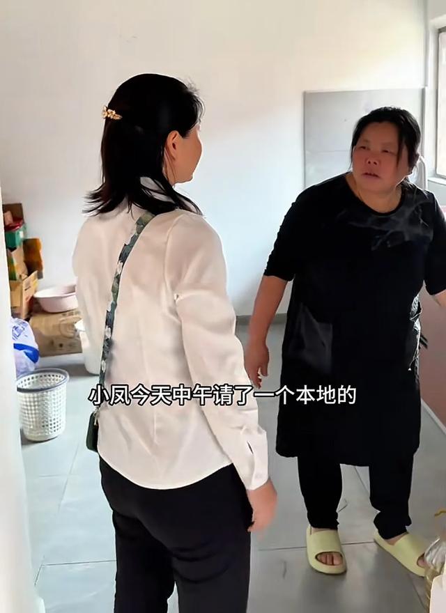 小凤吃饭金哥帮她打伞，婆婆看不下去把伞拿走，评论区炸锅了！