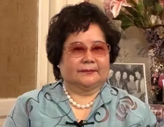吃里爬外，永不回国？她带领30名演员选择留美，如今年过花甲归来
