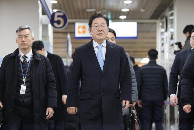 李在明拒绝出席中国阅兵，王毅挂断电话，送了韩国一句话