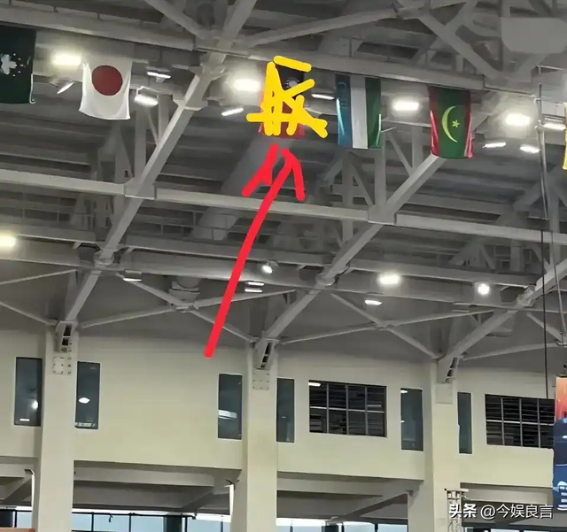 场馆疑似没空调 王楚钦头顶冰袋降温