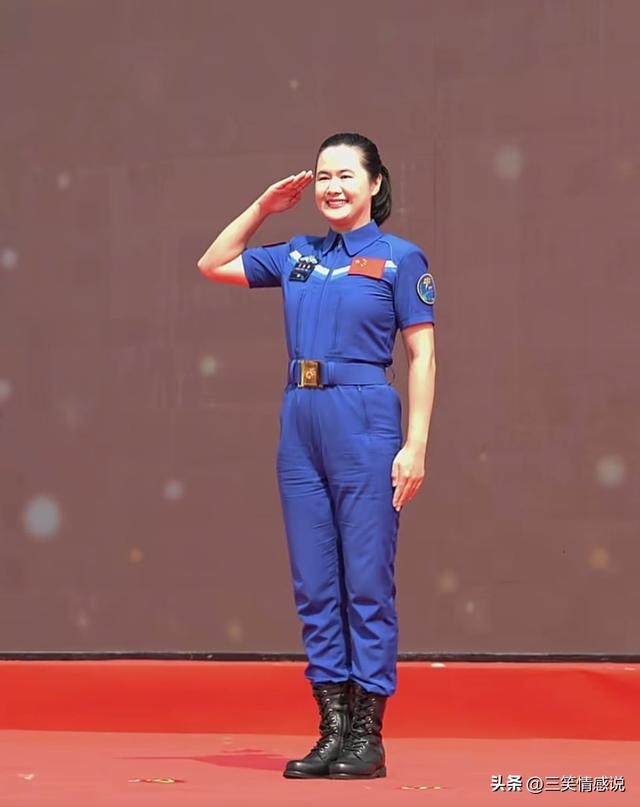 王浩泽现身东南大学开学典礼，安保戴防刺手套随行，留下三句嘱托