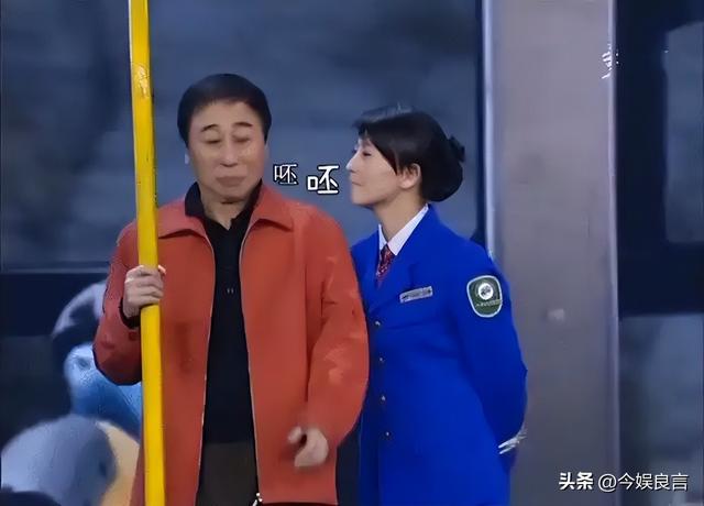 闫学晶没想到	，2026年刚开年，老搭档冯巩就给她上了生动一课