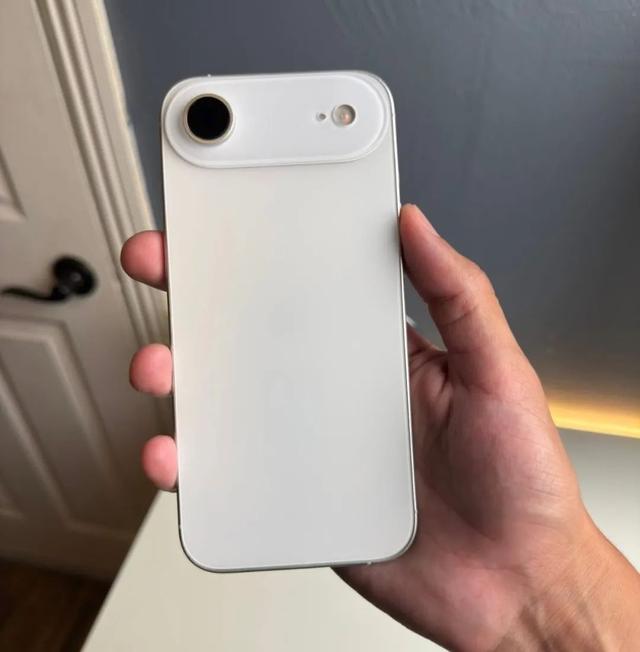 iPhone 17 Air 还没发布就被撞脸！刚公布这 6.7mm 超薄新机把我看傻了