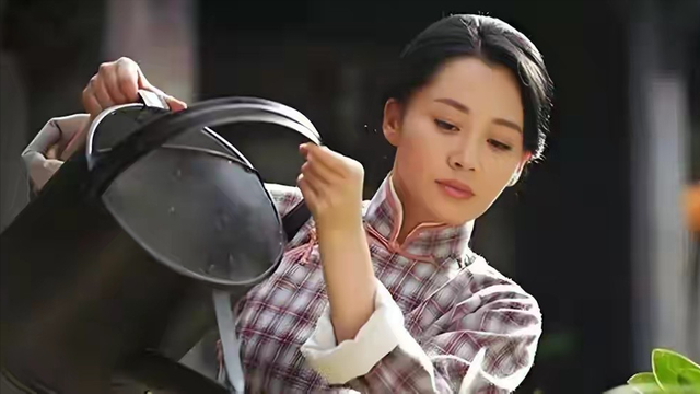 她一生“风流成性、老少通吃”，撩汉无数，如今56岁依旧貌美如花