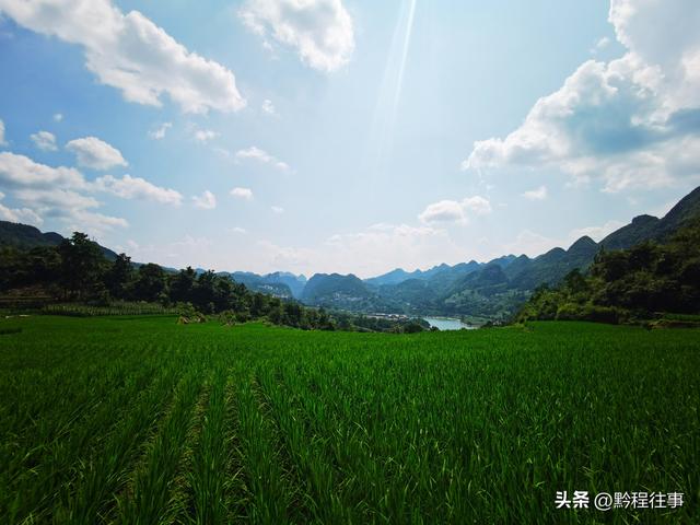 一个洞内烟云氤氲的躲匪洞，一个白练如幕的暗河瀑布