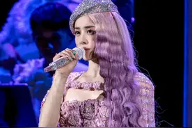 蔡依林厦门演唱会造型，粉色玫瑰抹胸露腰裙，又美又性感！图片