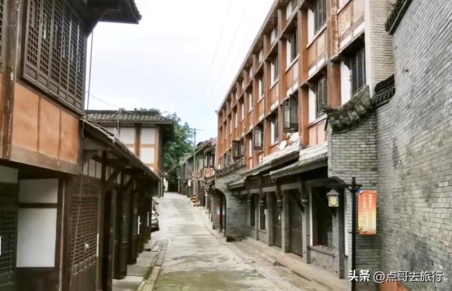 成都龙泉山被冷落的古场镇，街上空无一人，美食诱人被严重低估！