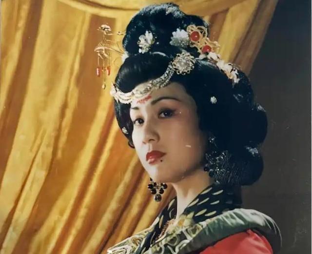 她长得太美被导演据为己有，同居27年无名无分，年仅63岁不治身亡