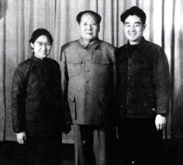 79年贺子珍去纪念堂，看到水晶棺下意识伸手，工作人员：禁止触碰