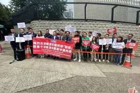就在刚刚，香港团体赴美领馆外抗议！图片