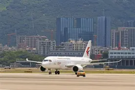 【深圳特区报】深圳机场首次迎来国产大飞机C919图片