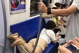 开心一笑，搞笑动图，在上班高峰期还这样占座，真是尴尬！图片