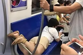 开心一笑，搞笑动图，在上班高峰期还这样占座，真是尴尬！图片