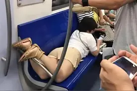 开心一笑，搞笑动图，在上班高峰期还这样占座，真是尴尬！图片