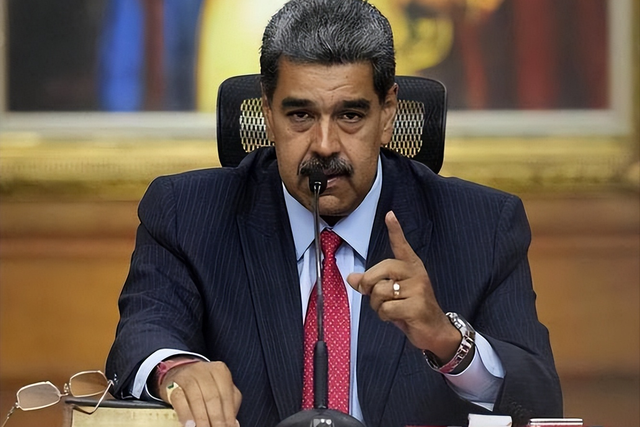 美军重兵压境委内瑞拉，特种部队航母群就位，这场对峙引爆拉美？