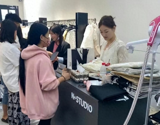 和朱小伟离婚4年，耗尽人气后"回心转意"的陈亚男，原形毕露了