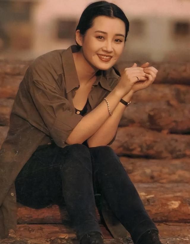 她一生 “风流成性、老少通吃”，撩汉无数，现如今56岁却依旧单身