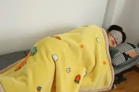 左侧卧会压迫心脏？医生提醒：患有这2种疾病的人，要尽量少侧睡图片